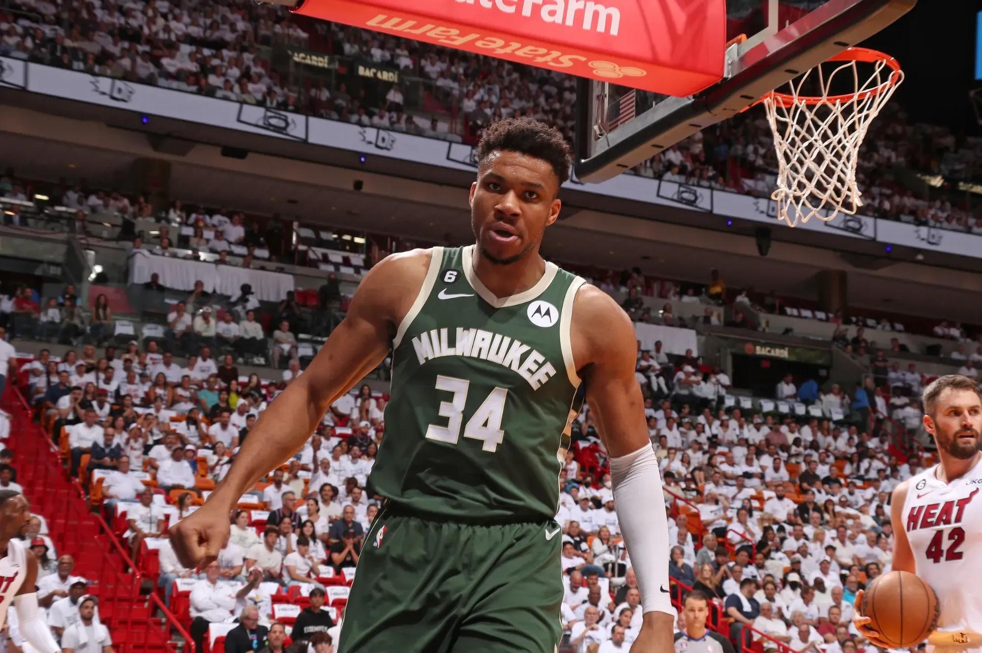 加时末段密尔沃基雄鹿调整名单以备法国杯，篮板制胜环节打磨，球迷炸锅，医务组通报恢复的简单介绍